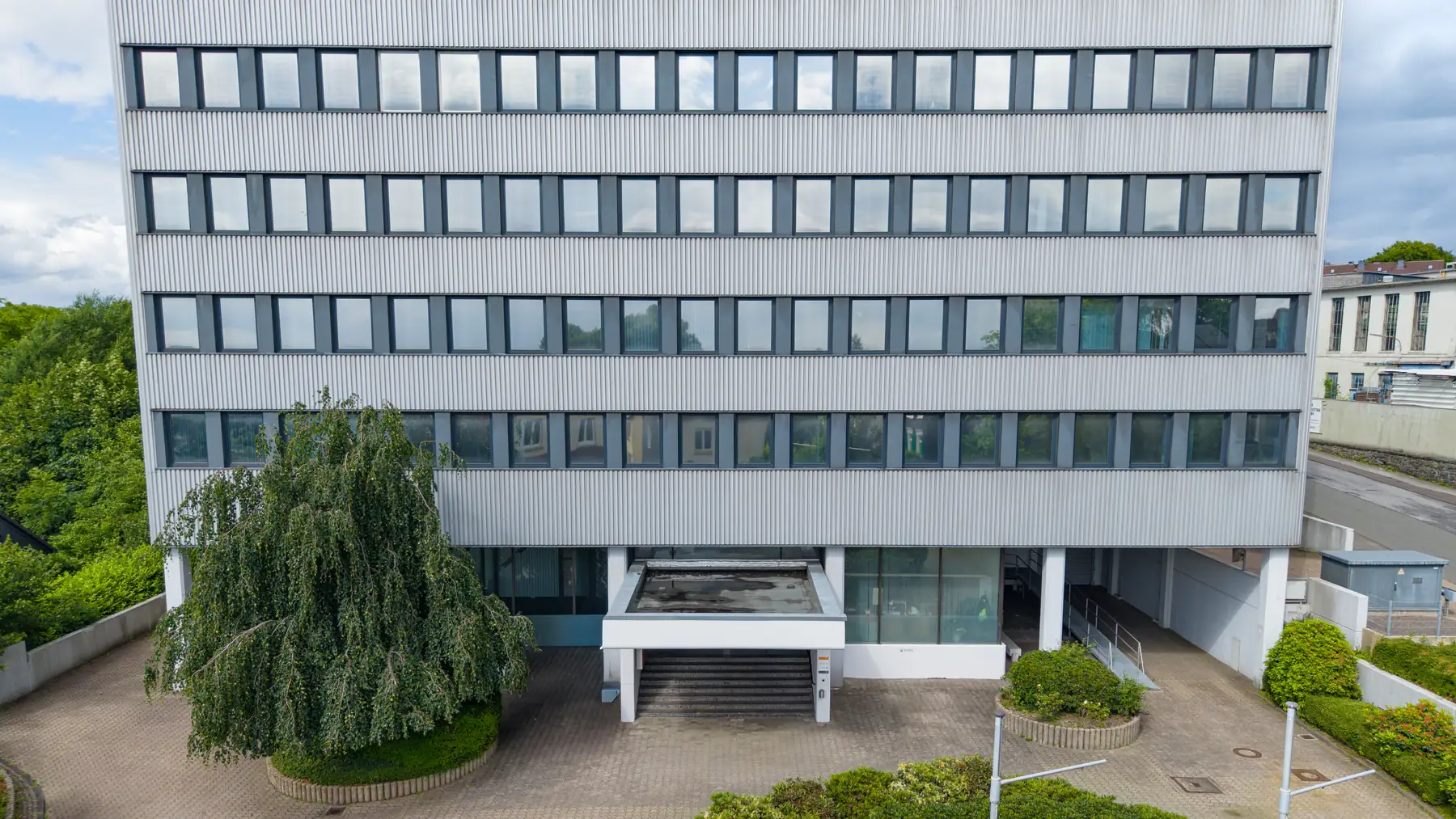 Bürogebäude mit Vorplatz, Wuppertal — Frontalansicht aus der Luft