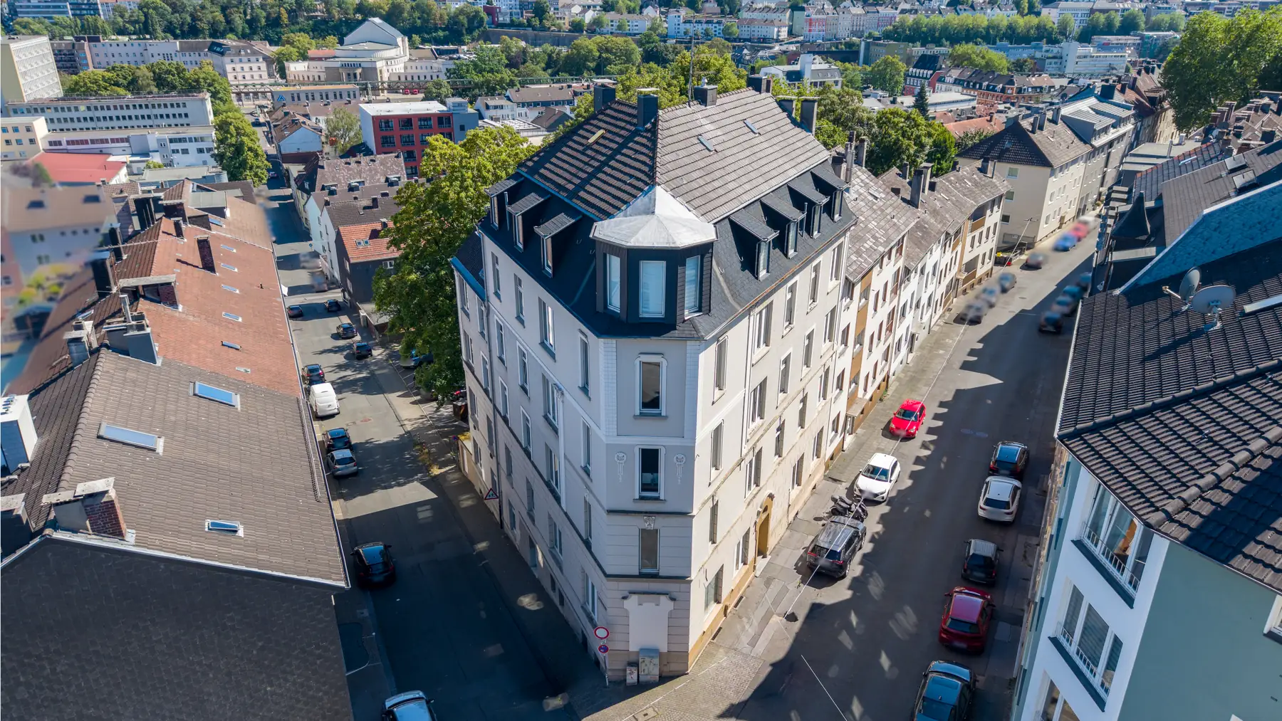 Eckhaus mit Turmerker, Wuppertal — die Straße teilt sich an der Hausecke