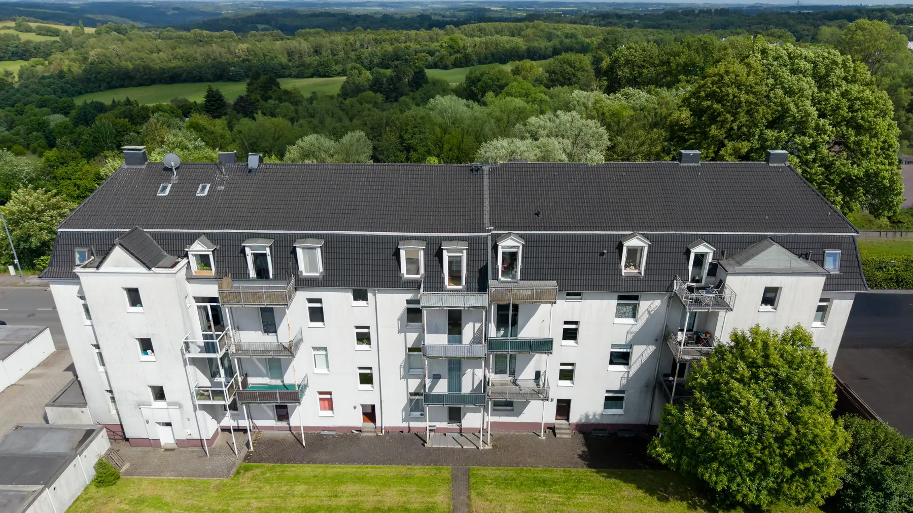 Mehrfamilienhaus am Waldrand, Wuppertal — Luftaufnahme mit Panorama