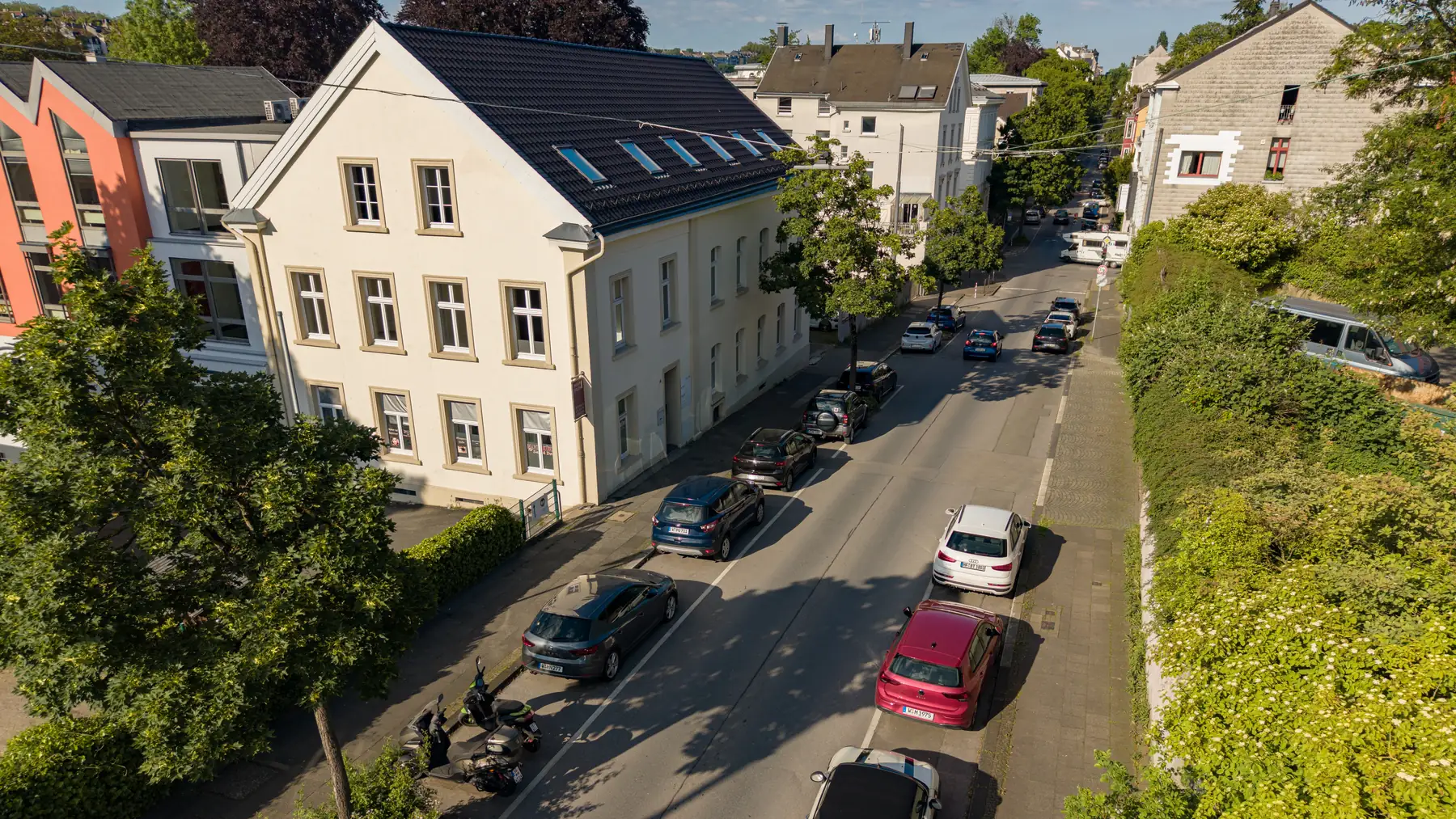 Wohn- und Geschäftshaus am Straßenzug, Wuppertal — Luftaufnahme